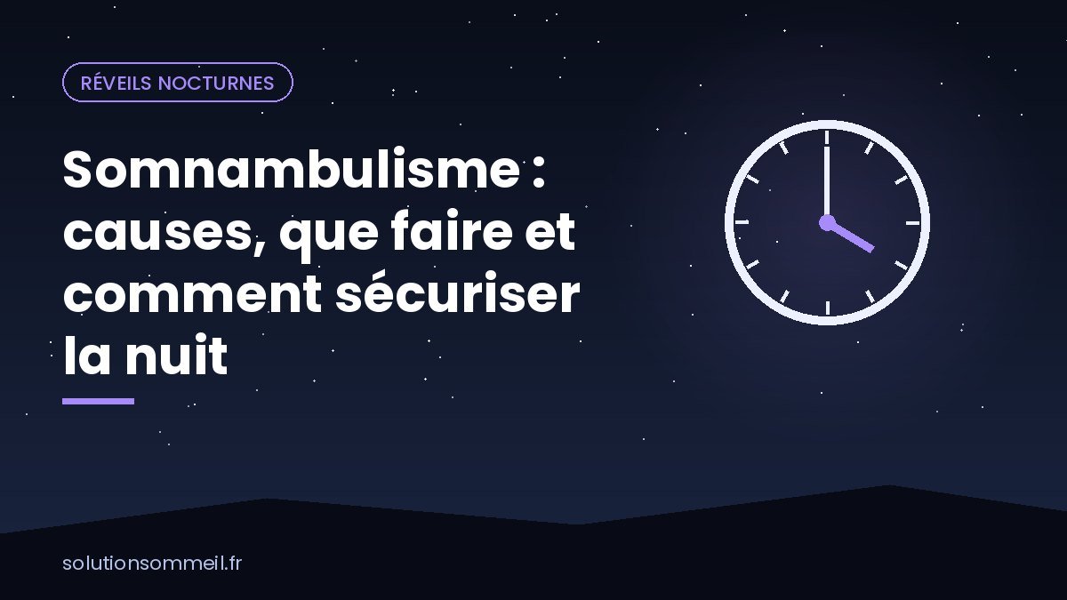 Couloir de maison la nuit avec une veilleuse et une barrière d'escalier, silhouette en pyjama vue de dos